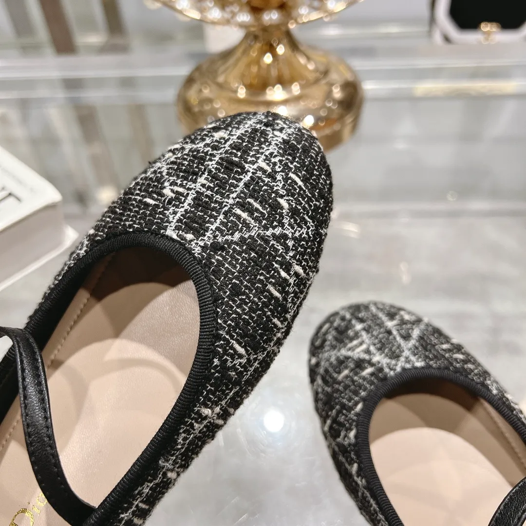 👟👟Ex-factory price 520👟👟 "Exclusive top version" Dior*Dior ✅2024vs spring and summer new series... [Round toe single shoes with small pearls] Original purchase and development! The last details of this shoe are perfectly restored 💐 The upper is made of special material and the inner padding is made of delicate lambskin. You can see the quality by looking at the details in real photos. It is a versatile style for little ladies and a lady. It is a stunning shoe at first glance... I love it. The genuine leather outsole imported from Italy has a five-pointed star logo! 35-39 (34.40 customization is non-refundable) Packaging: Original full set of packaging ☀The color official website is updated simultaneously